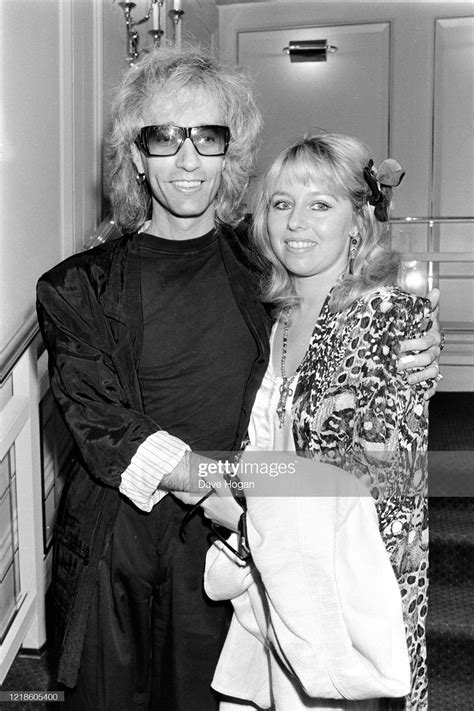 robin gibb wife.